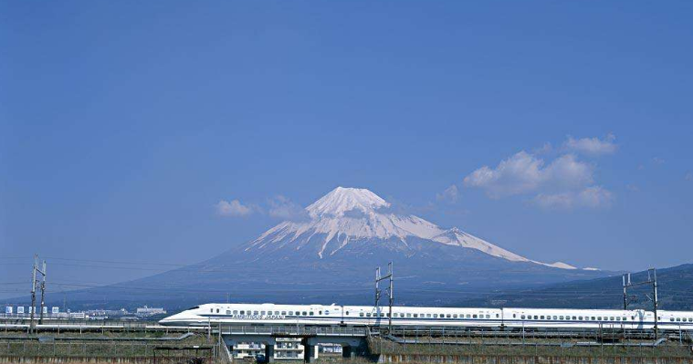 图：富士山下的东海道新干线和行驶中的700系新干线