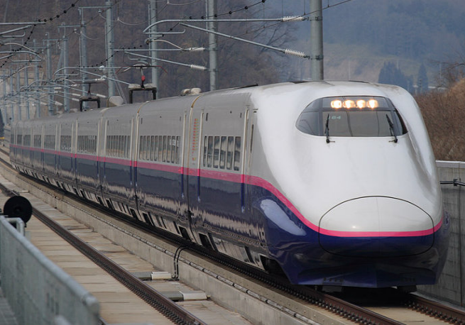 图：停靠在青岛站站台的CRH2型动车和日本E2型新干线